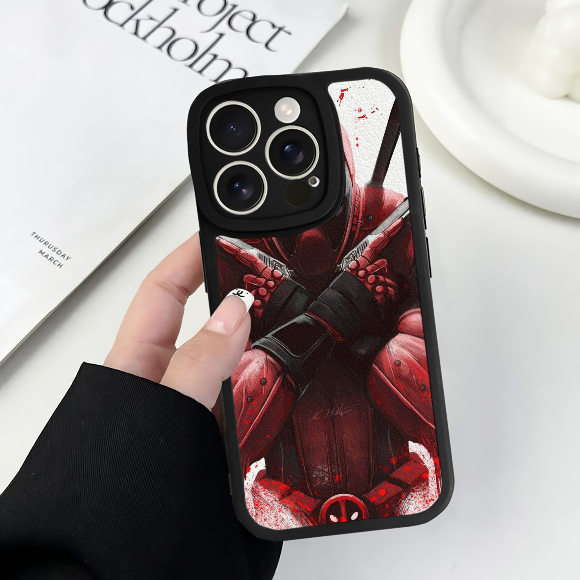 （画像用） Deadpool デッドプール 【iPhone 16シリーズ対応】シリコンスマホケース（レザー調） 材質：シリコン